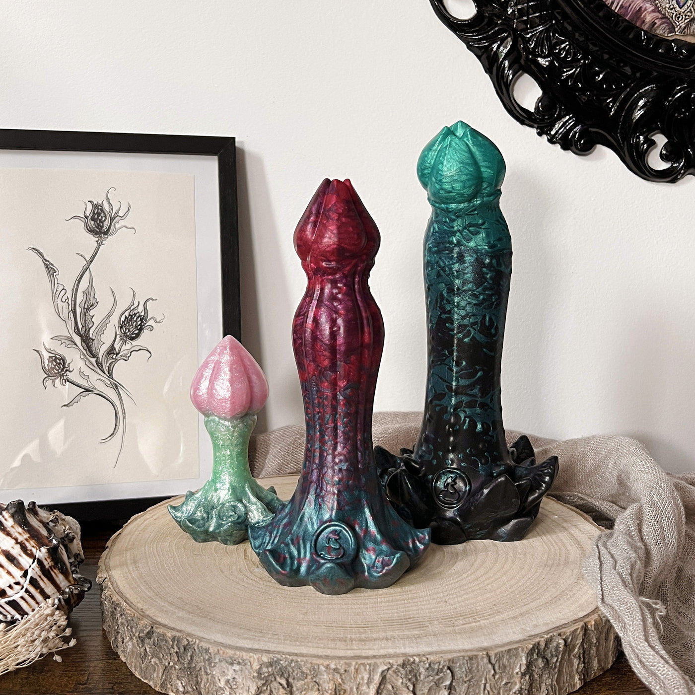 Nymf Blood Flower : Dark Green and Red Bud Dildo | Fera Daemon Nymf Blood Flower : Dark Green and Red Bud Dildo | Fera Daemon
