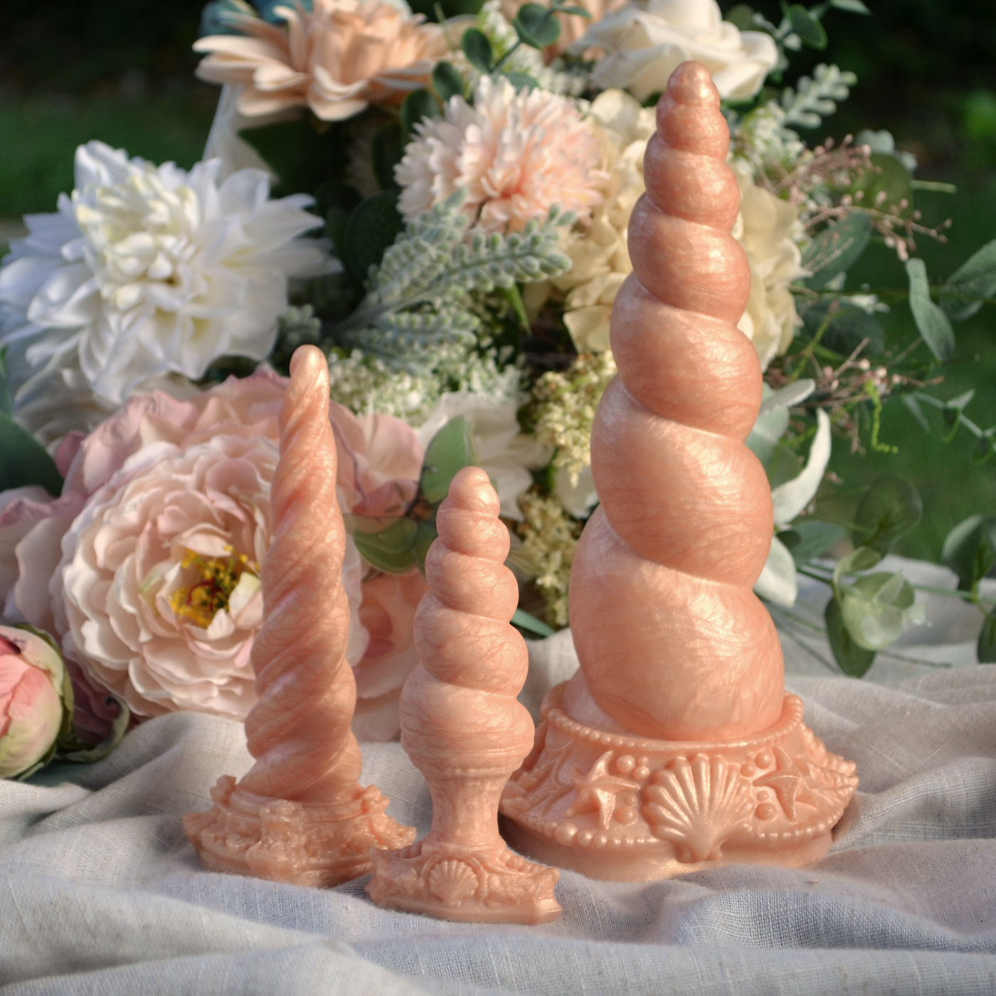 Sextoys progressifs licorne orange pastel en silicone avec l'ambiance fairycore de Fera Daemon