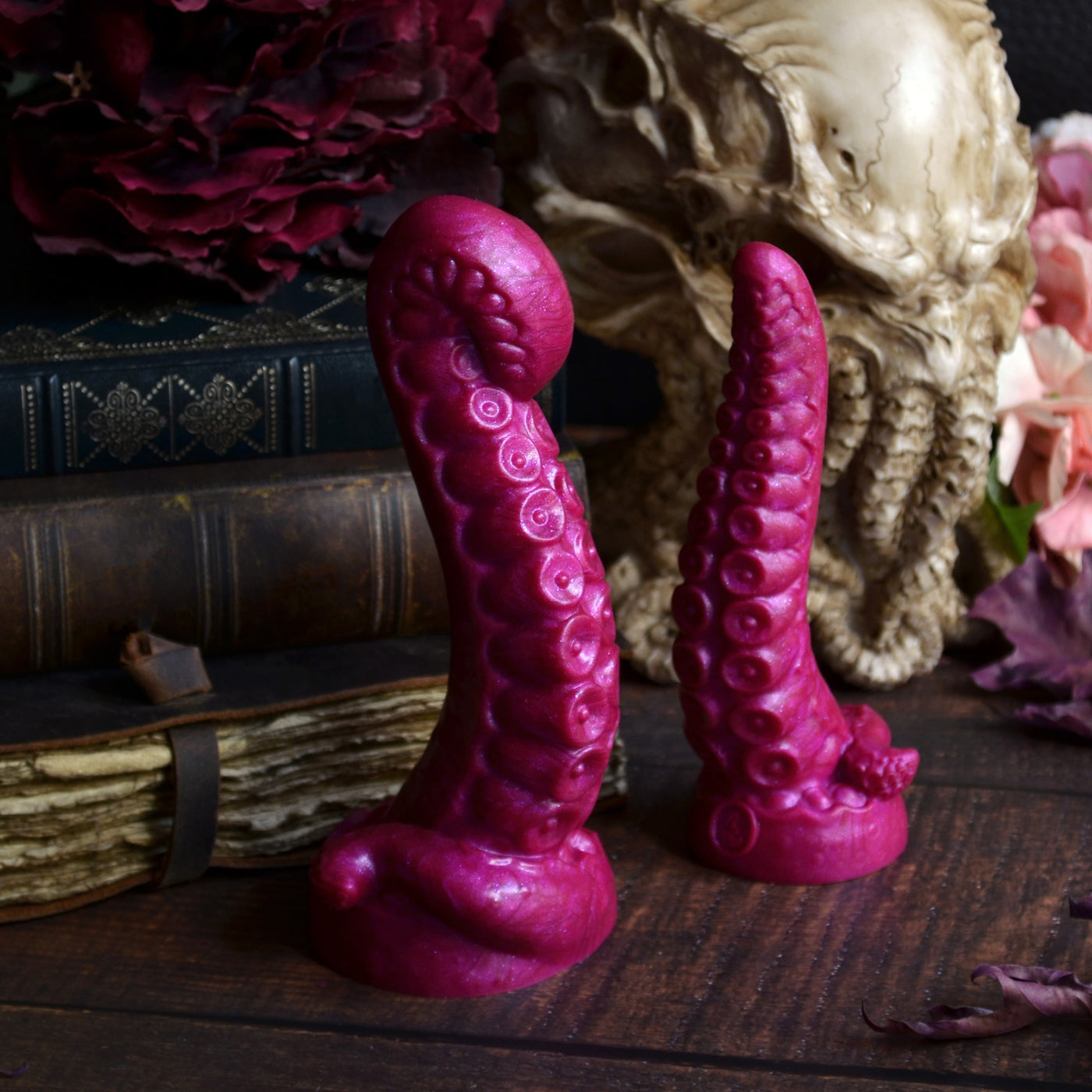 Deux sextoys en forme de tentacule rose avec une atmosphère Dark Academia