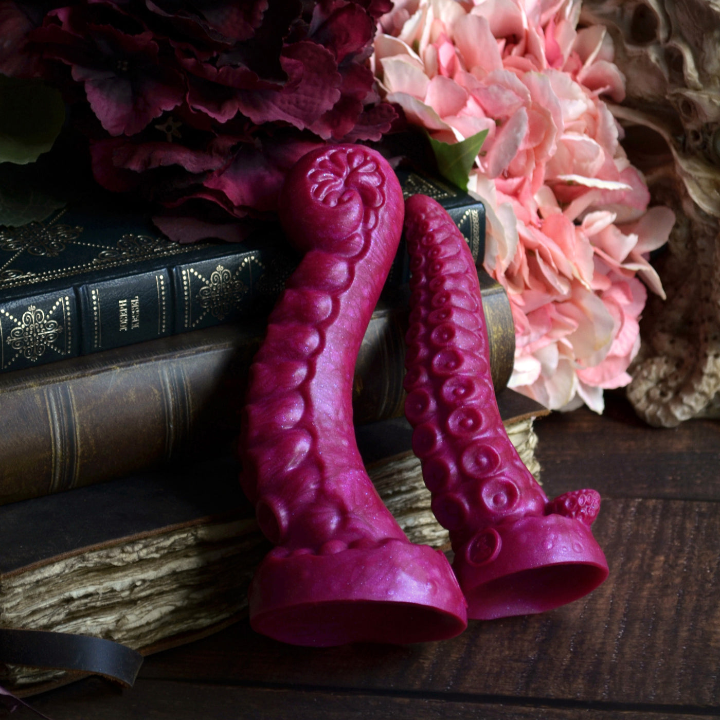 Deux sextoys fantasy en forme de tentacule rose framboise de la marque Fera Daemon