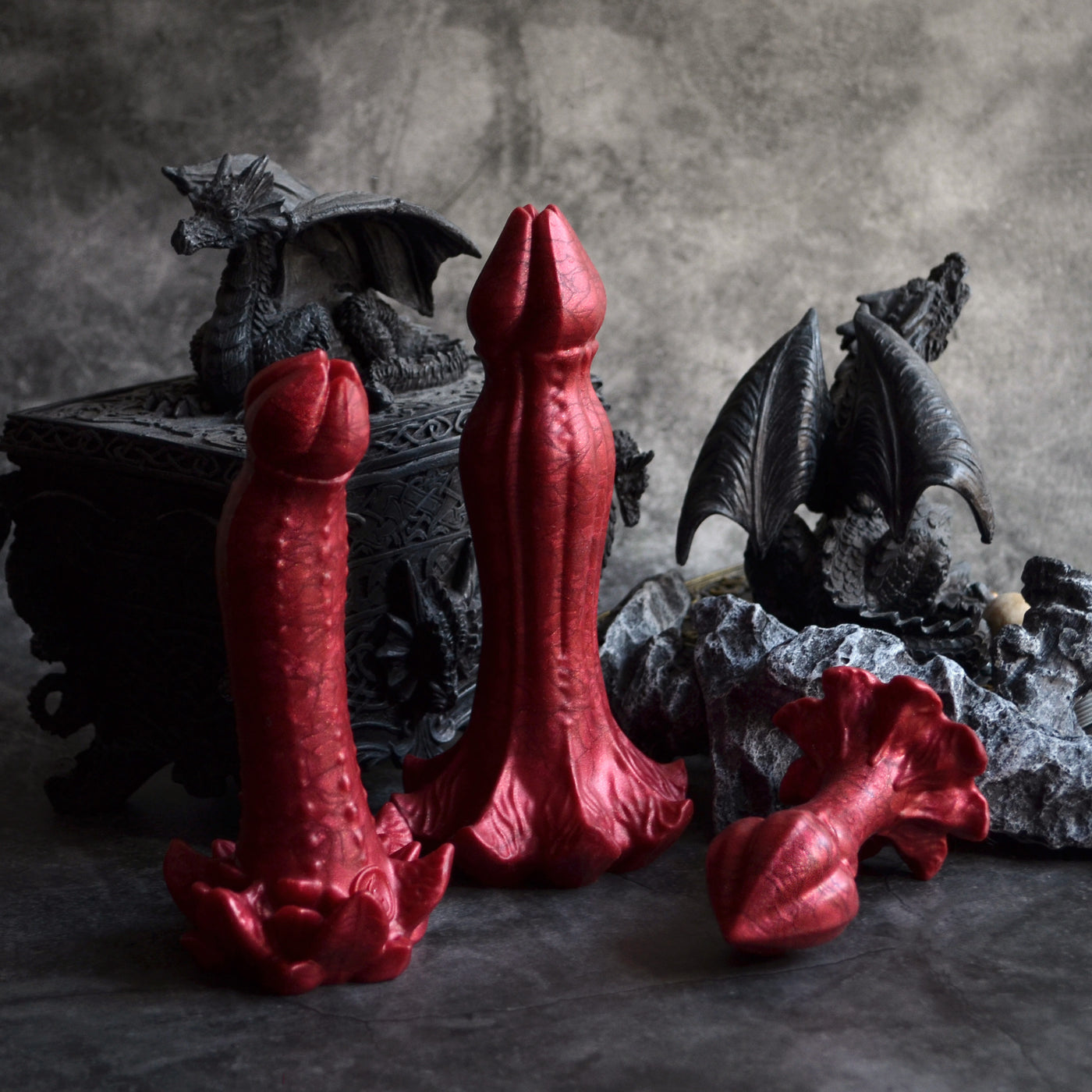 Ensemble des 3 sextoys Nymf dans le coloris rouge rubis volcanique, des dildos et des plugs artistiques avec une forme de fleur