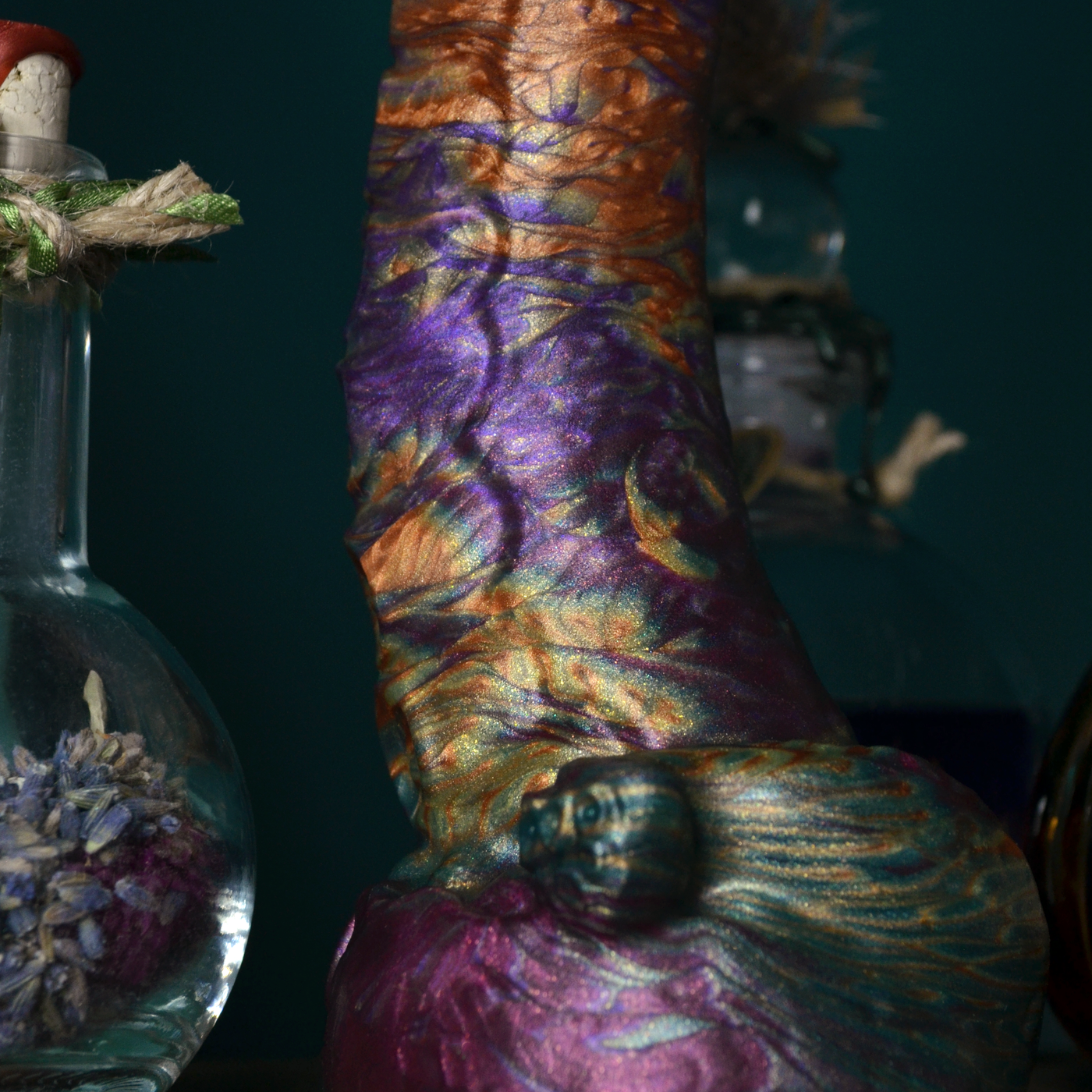 Silicone de Fera Daemon et les marbrures artistiques deleurs sextoys multicolores avec le dildo Néa Elixir.