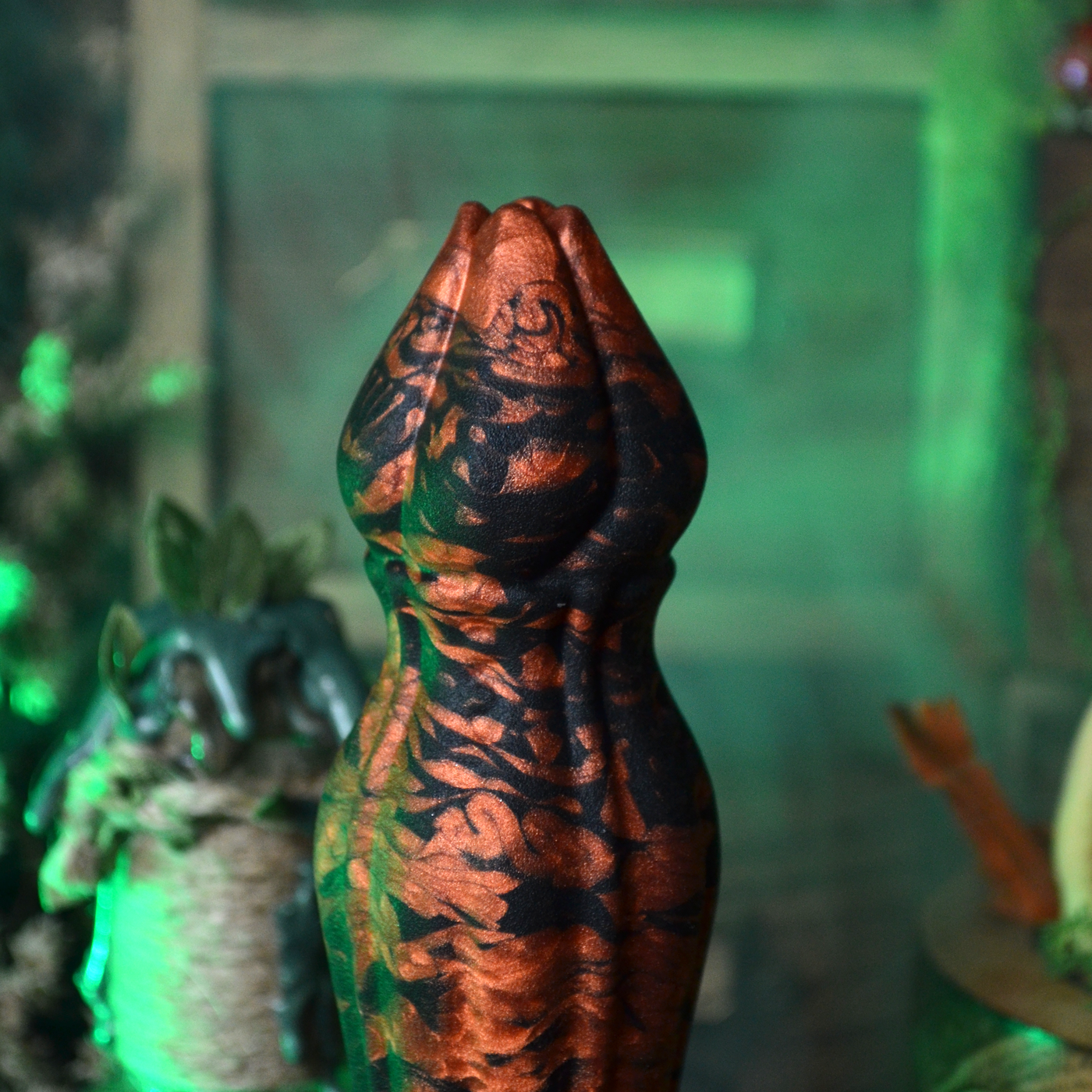 Silicone multicolore du sextoy artisanal de Fera Daemon Nymf Terres Calcinées, un mélange de marbrures artistiques