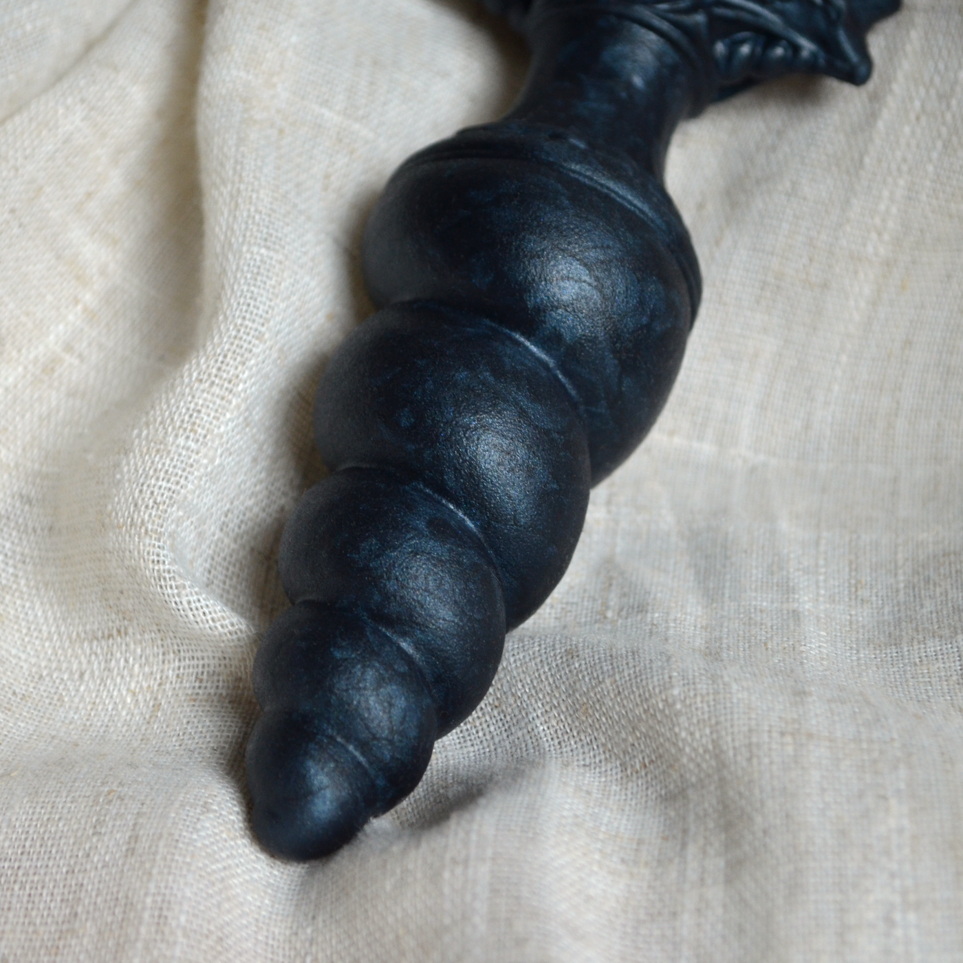 Sextoy en silicone effet peau, le plug anal bleu abysse Fênra de Fera Daemon est doux et moelleux.