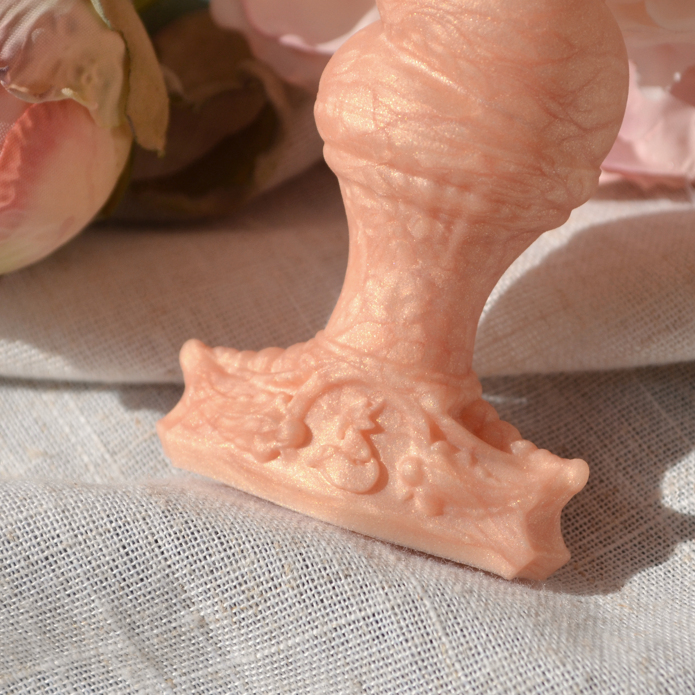 Socle du plug anal Fênra de Fera Daemon dans le coloris orange pastel. Une base en T confortable idéale pour le port longue durée.