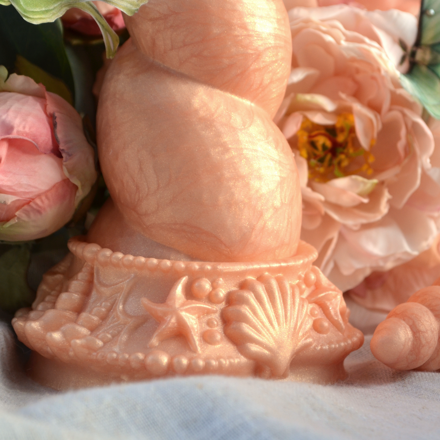 Socle orné de coquillages du sextoy Fênra Ocea de la marque Fera Daemon