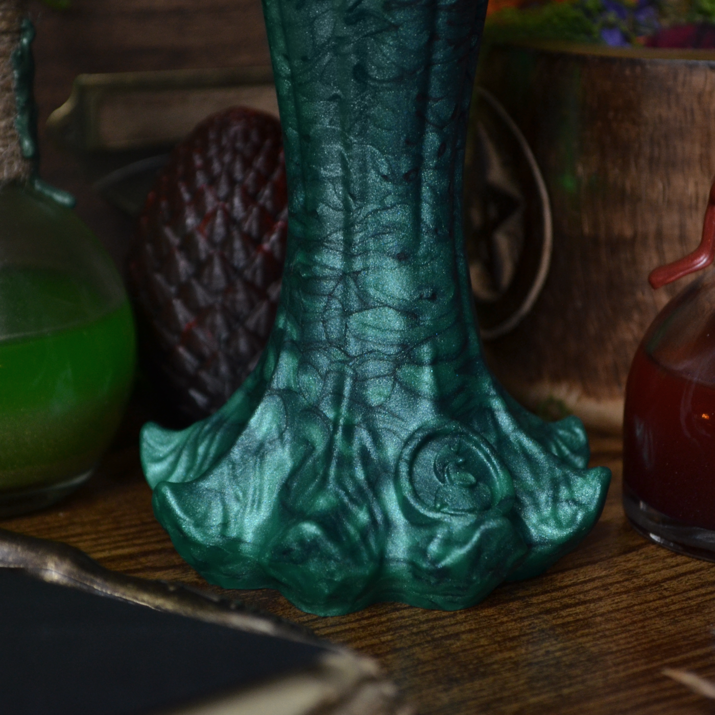 Socle du gode en silicone vert Nymf Occulte, une base large et évasée idéale pour la pénétration anale