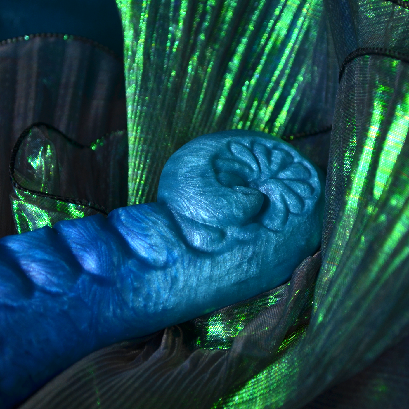 Texture du silicone nacré dans le sommet d'un sextoy Néa bleu turquoise de Fera Daemon