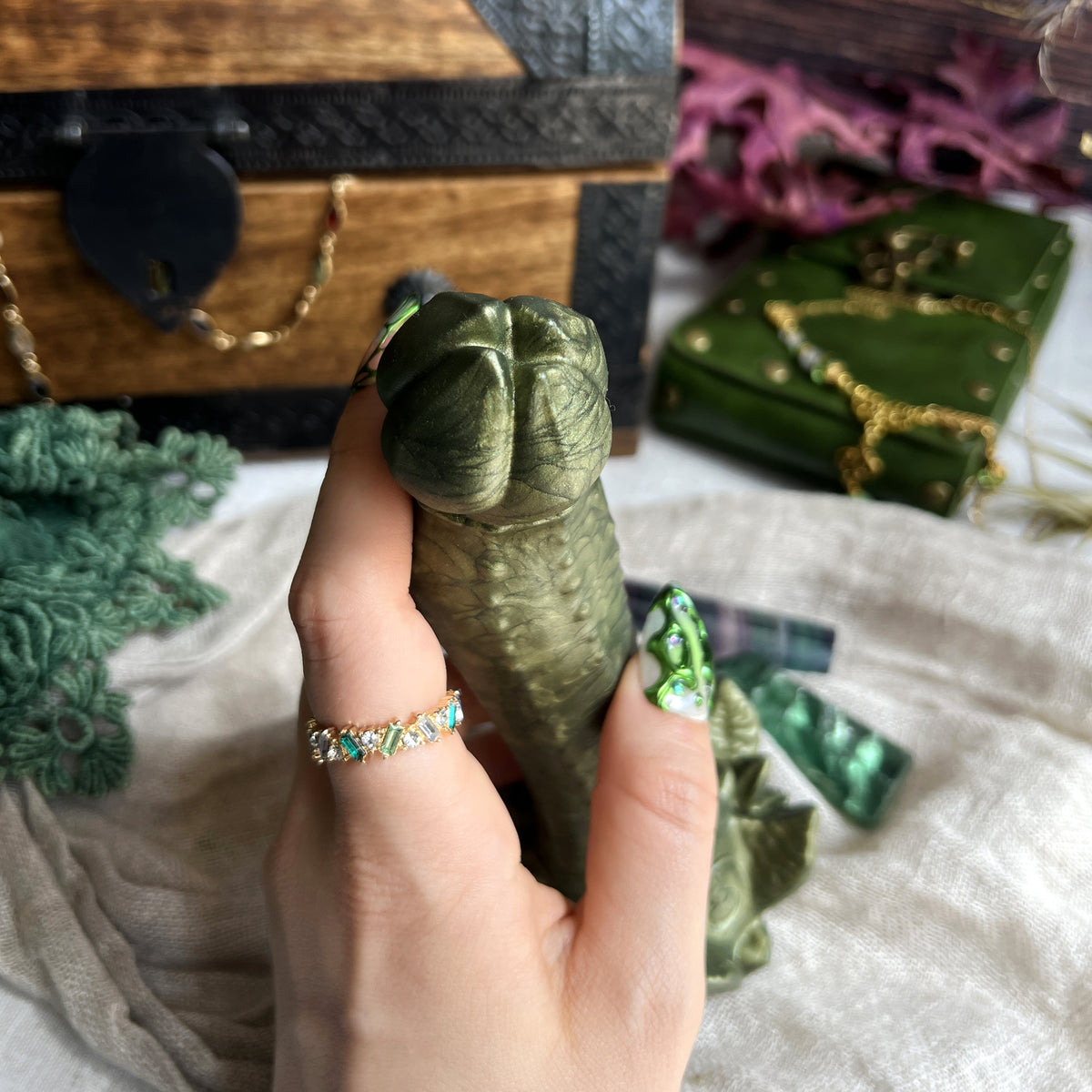 Nymf Ilvine Leaf: Khaki Green Flower Dildo | Fera Daemon