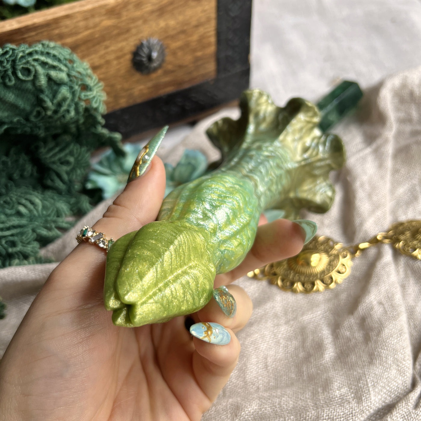 Nymf Fairy Swamp: Green-Khaki Fade Flower Dildo | Fera Daemon Nymf Fairy Swamp: Green-Khaki Fade Flower Dildo | Fera Daemon