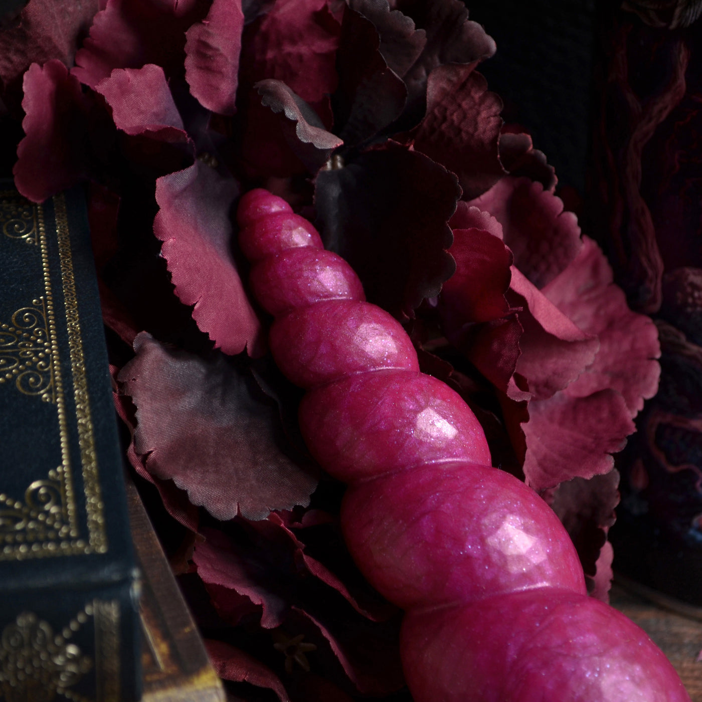 Zoom sur le sommet des spirales du dildo en forme de corne de licorne Fenra dans le coloris rose Framboise Sauvage