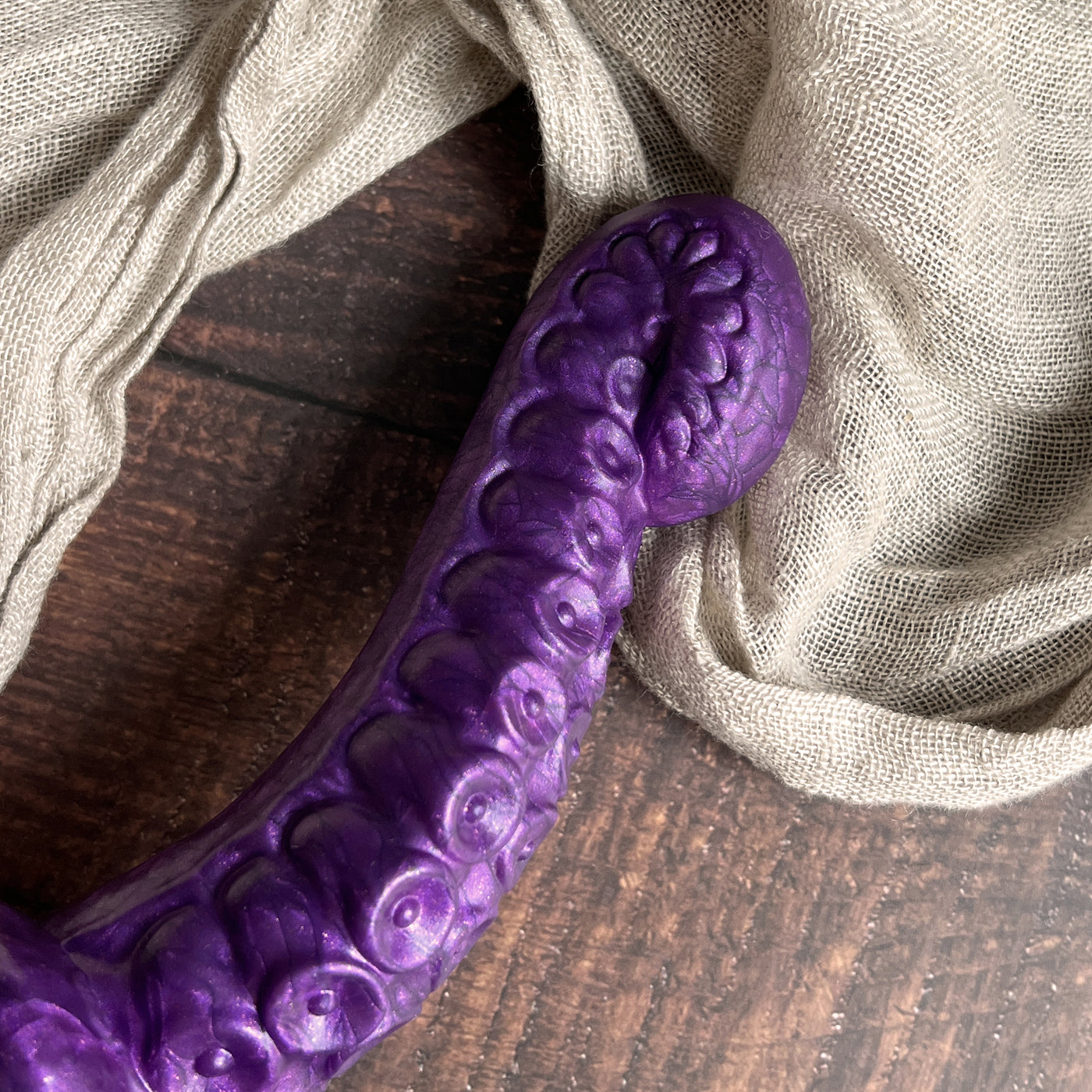 Zoom sur les ventouses violettes du gode tentacule Néa, un dildo avec du relief et de la texture