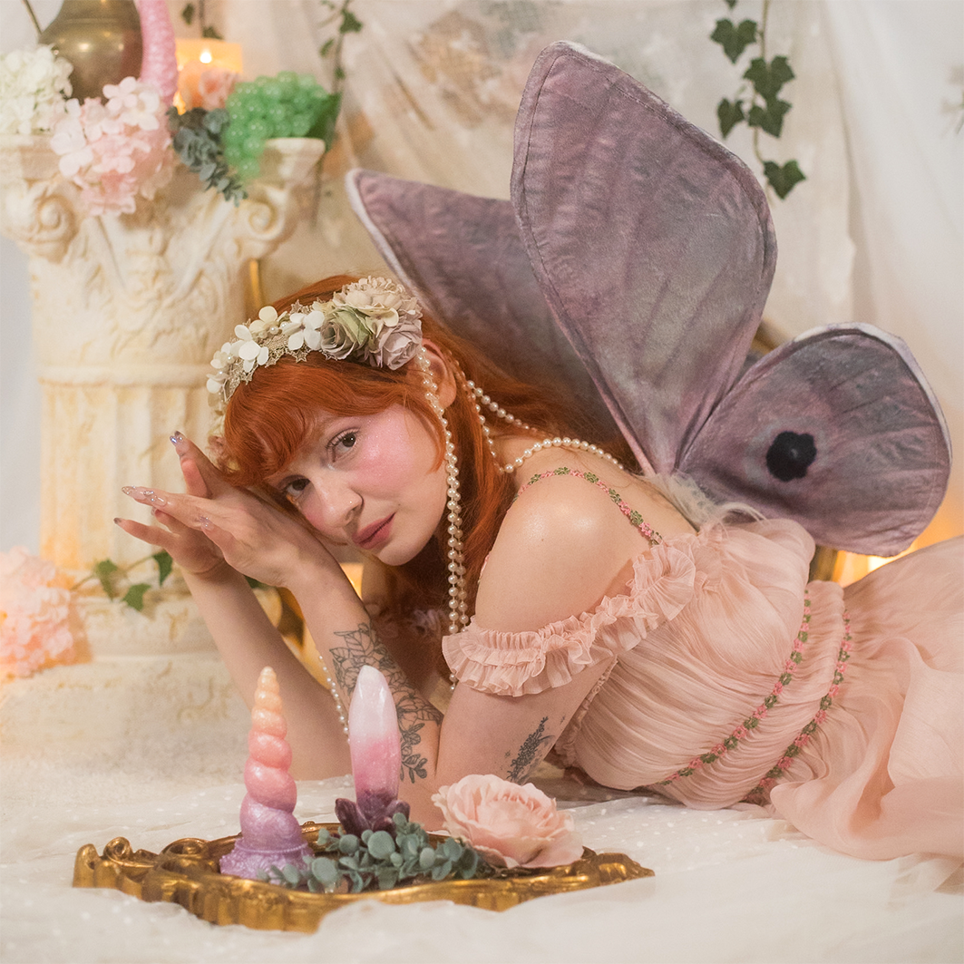 Sextoy cristal et licorne rose pastel en silicone, ces godes fairy se dissimulent en sculpture magique pour des cosplay de fée