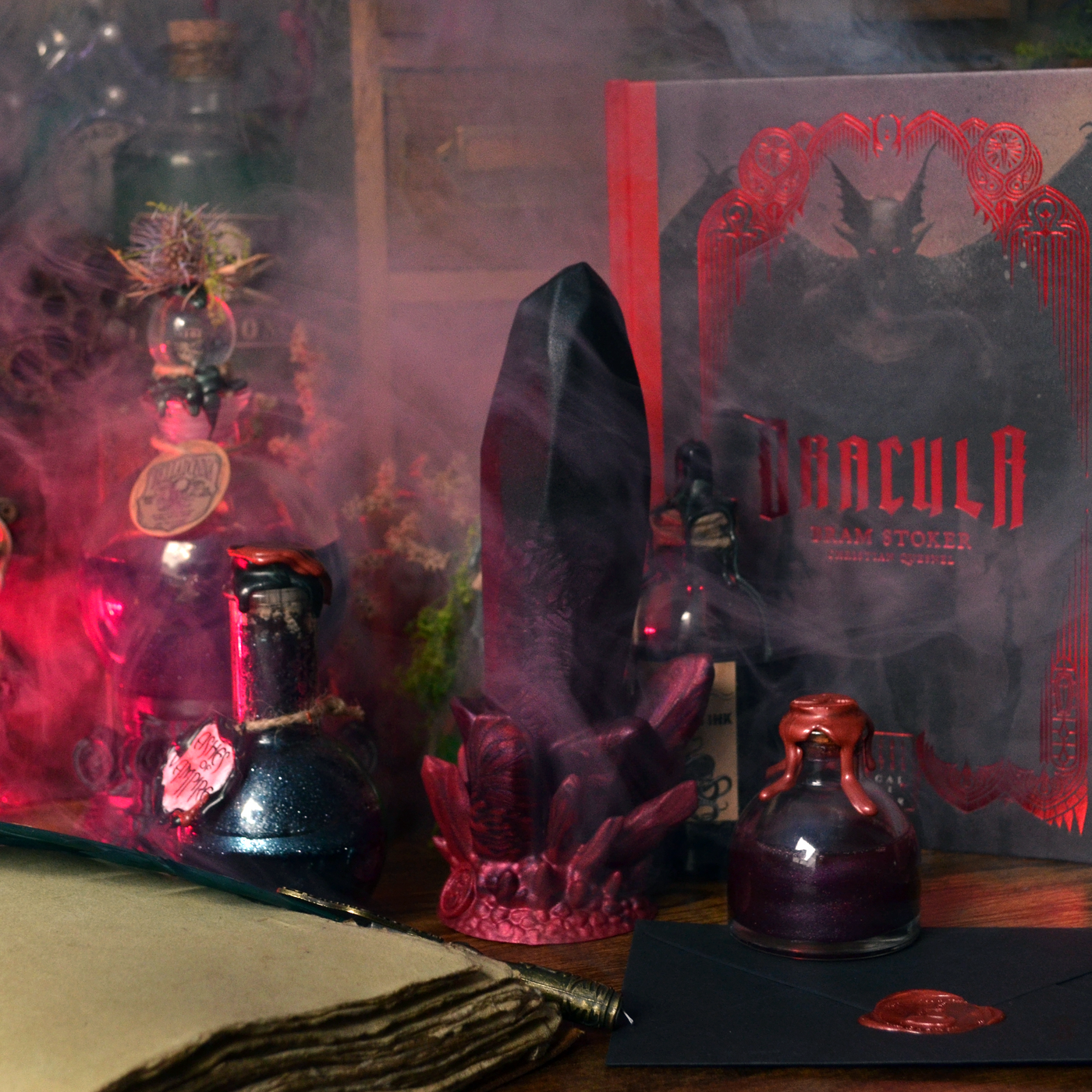 Sextoy gothique noir et rouge en silicone médical, un gros gode fantasy inspiré de Dracula et des vampires