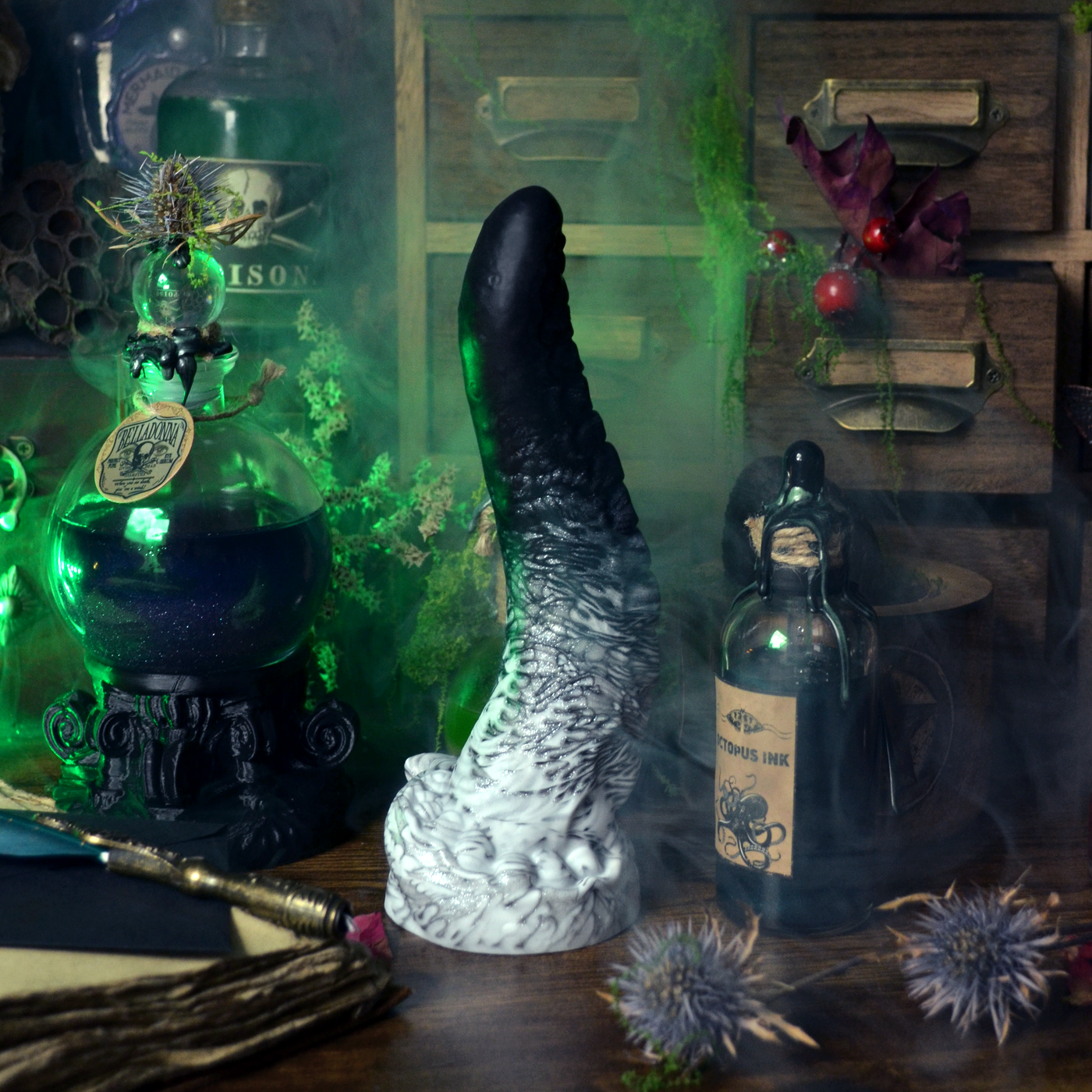 Sextoy noir dark fantasy en forme de tentacule, Néa est un dildo en silicone doux de Fera Daemon