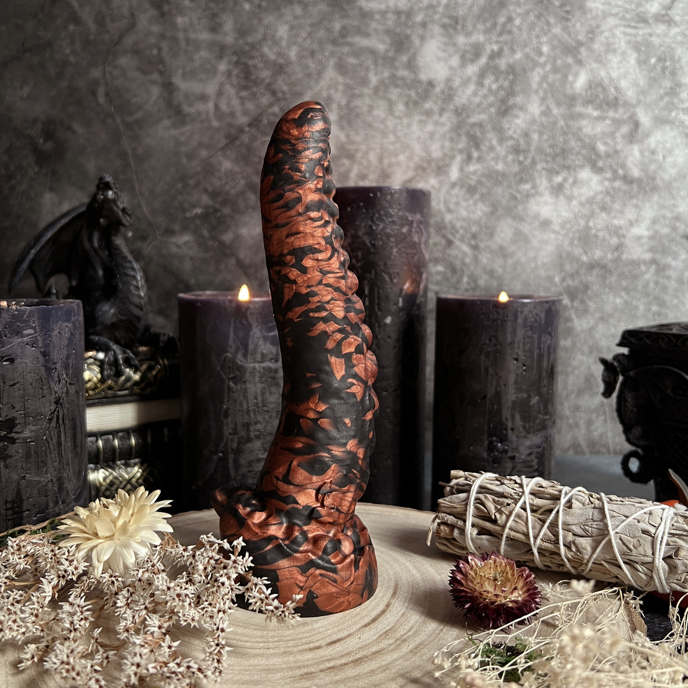 Dildo dark fantasy et gothique en forme de tentacule de couleur noire et cuivre. Un sextoy de luxe en silicone médical.