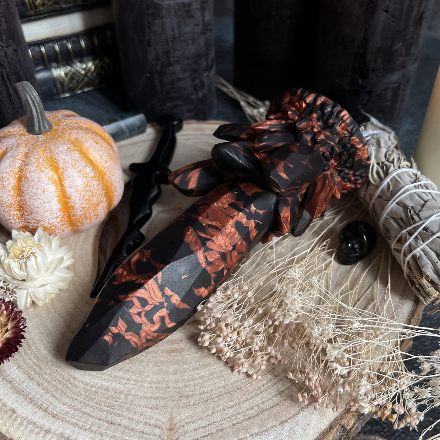 Dildo cristal de sorcière noir et cuivre, un beau sextoy artisanal au style gothique de la marque Fera Daemon