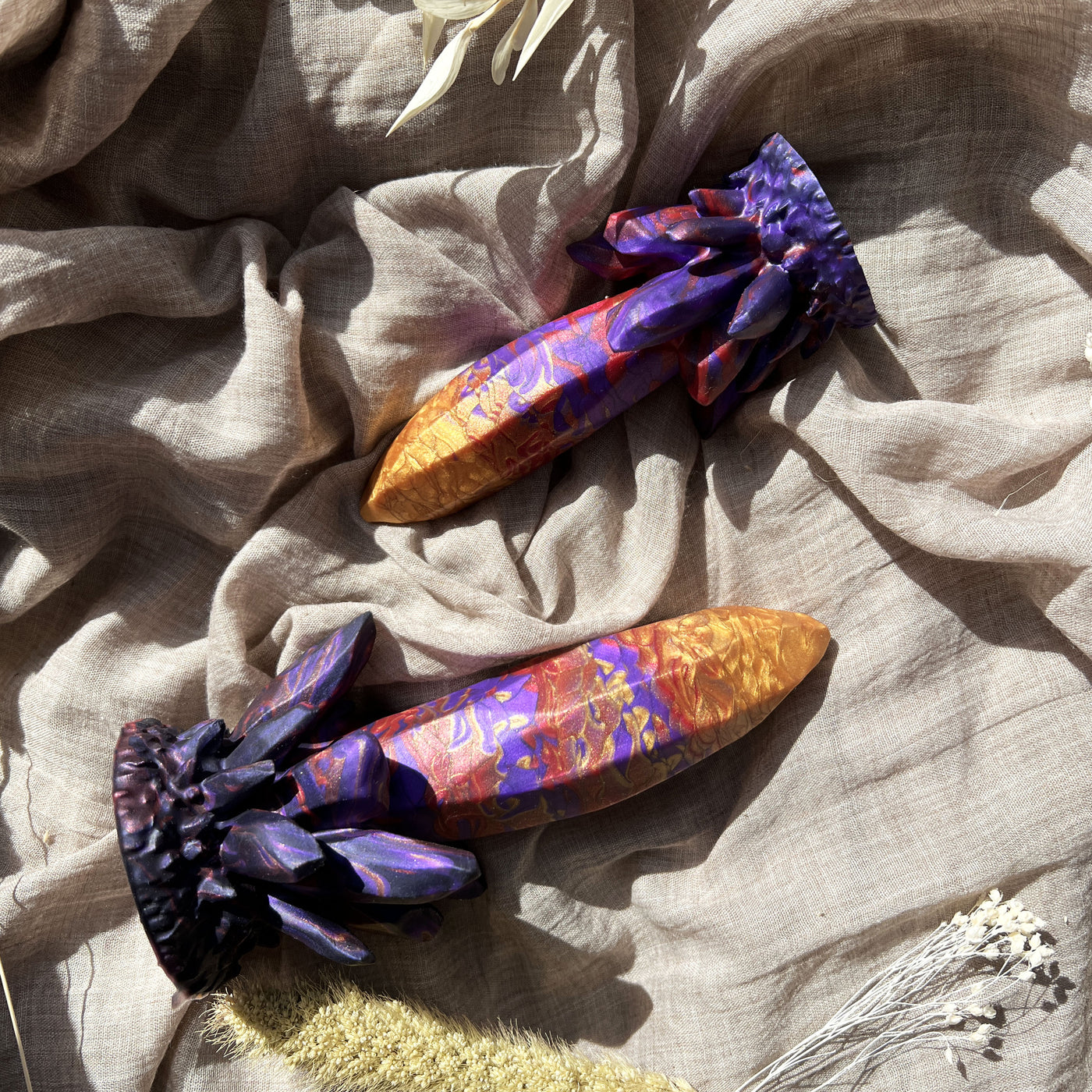 Dildo cristal aux effets de marbres multicolore, ce sextoy au design fantasy est un mélange intense d'or, de rouge et de violet