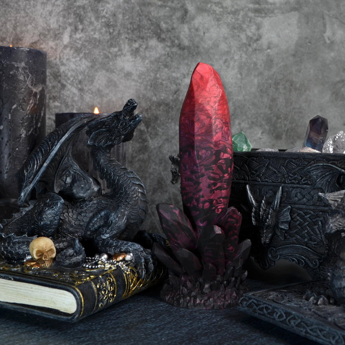 Dildo large et massif en forme de cristal rouge, bordeaux et noir. Ce sextoy dark fantasy en silicone est inspiré de l'esthétique des géodes et des pierres précieuses
