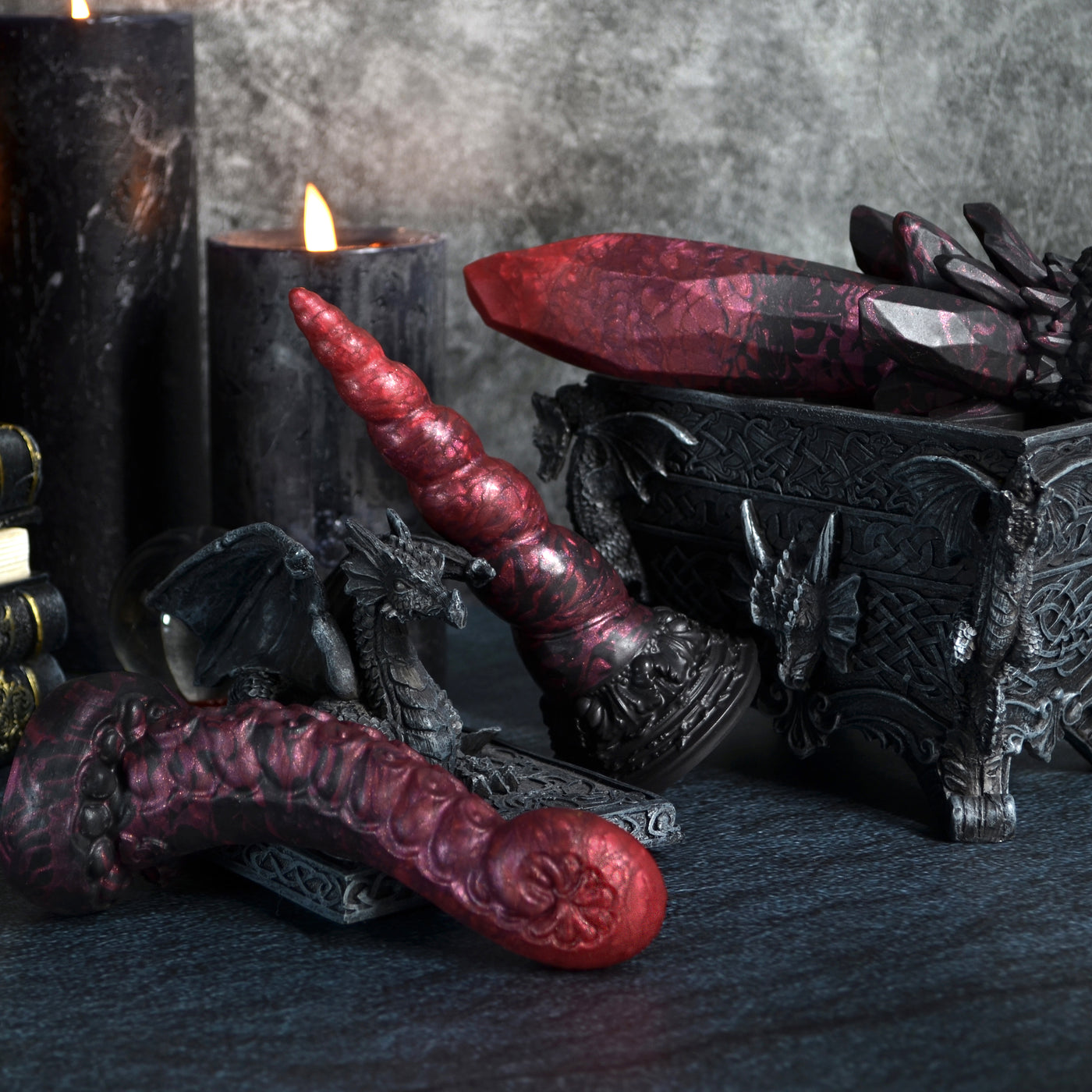 Ensemble de sextoys dans le coloris rouge et noir draconique de Fera Daemon, des créations inspirées des dragons et de l'esthétique dark fantasy gothique