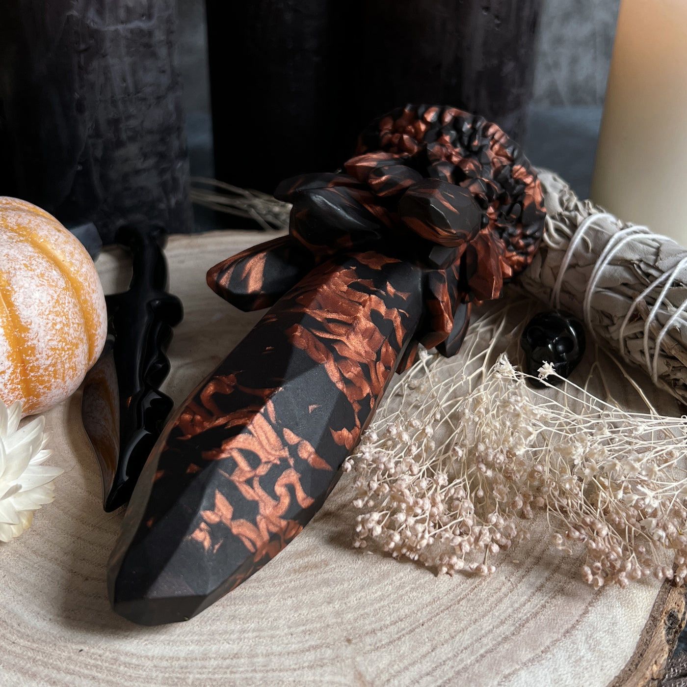 Gode cristal d'halloween aux marbrures noires et cuivre. Echo est un sextoy goth inspiré d'une géode fantasy