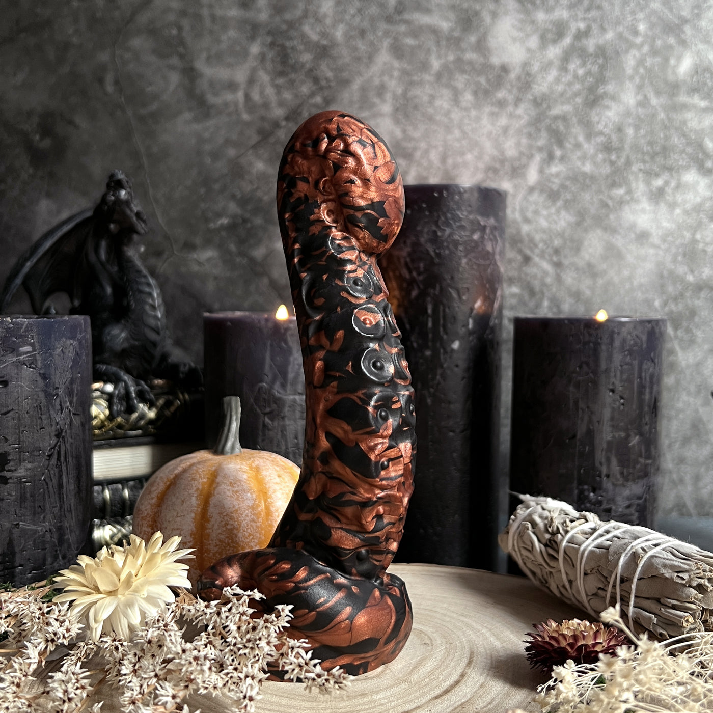 Gode dark fantasy en silicone médical, Néa Enroulée est un sextoy tentacule au style sombre et gothique 