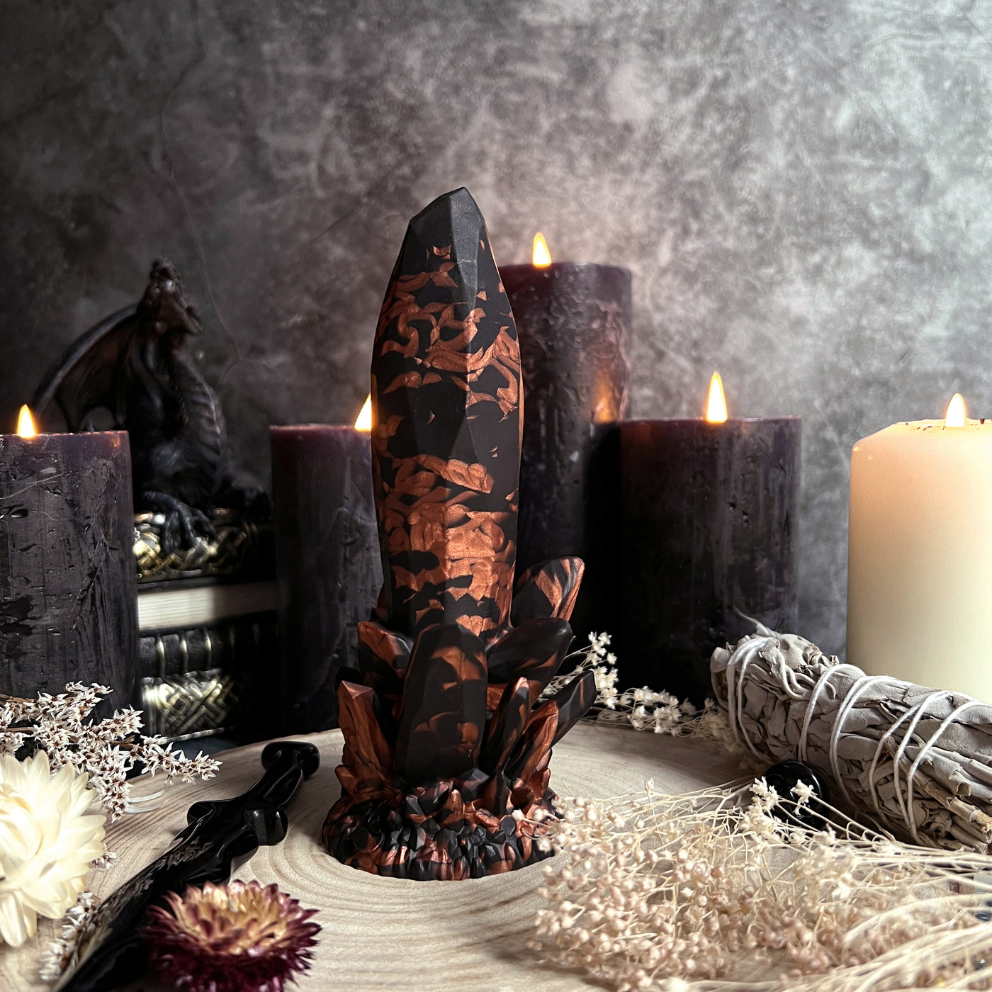 Gode de luxe en silicone médical marbré noir et cuivre au style gothique inspiré des cristaux de dark fantasy