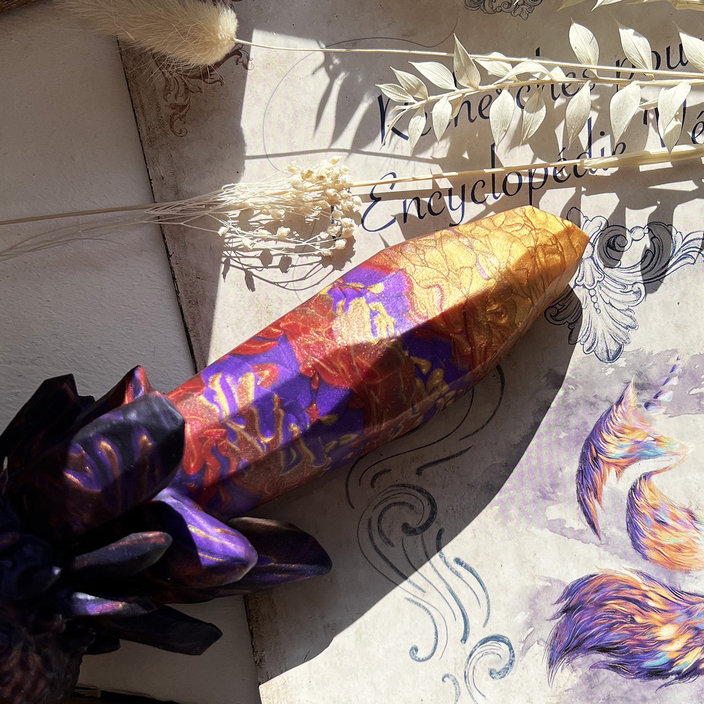Gode fantasy en formes de cristal aux couleurs d'une flamme de dragon, Echo Oeildragon de Fera Daemon est un sextoy magnifique