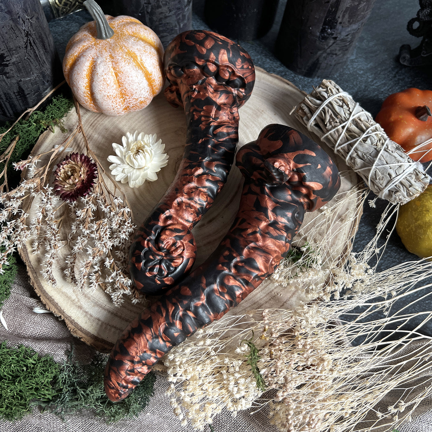 Godemichet noir et cuivre en forme de tentacule, Néa Terres Calcinées est un sextoy d'halloween par Fera Daemon