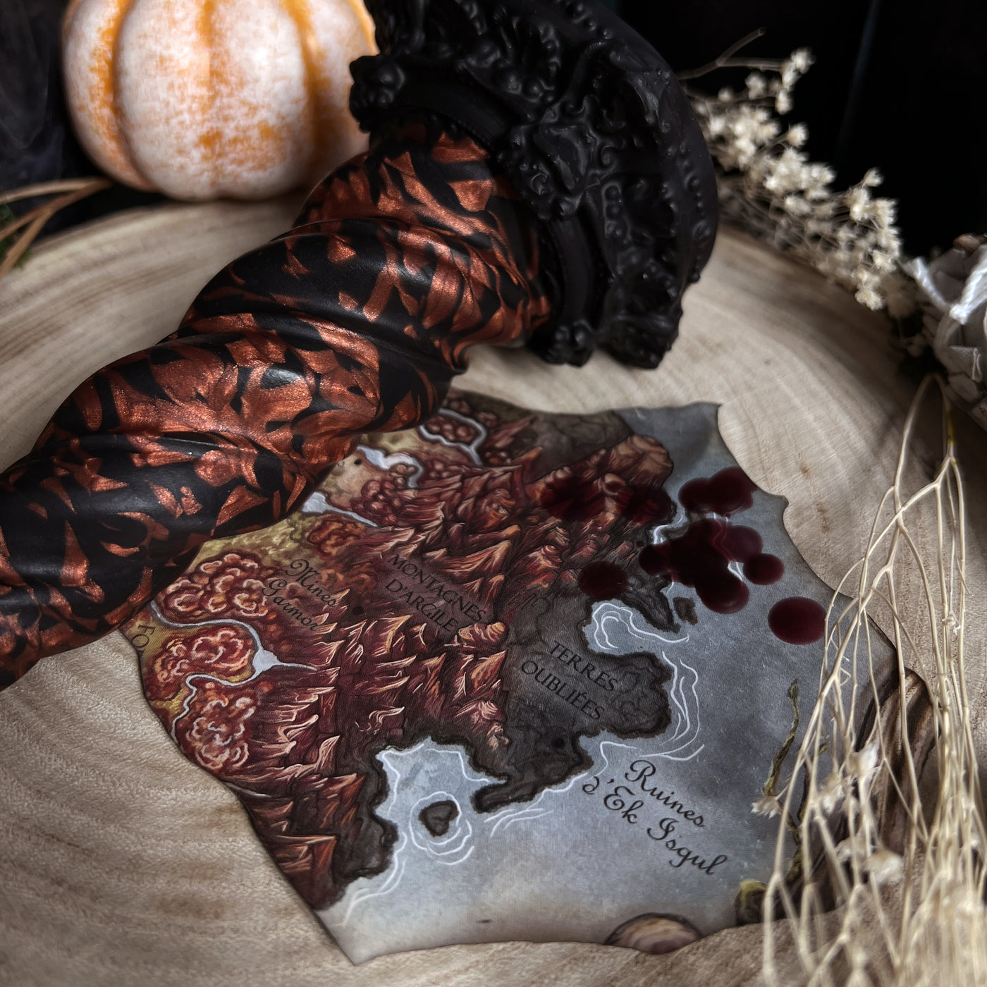 Zoom sur les marbrures noires et cuivres en silicone sur le luxueux sextoy fantasy Fênra Terra.