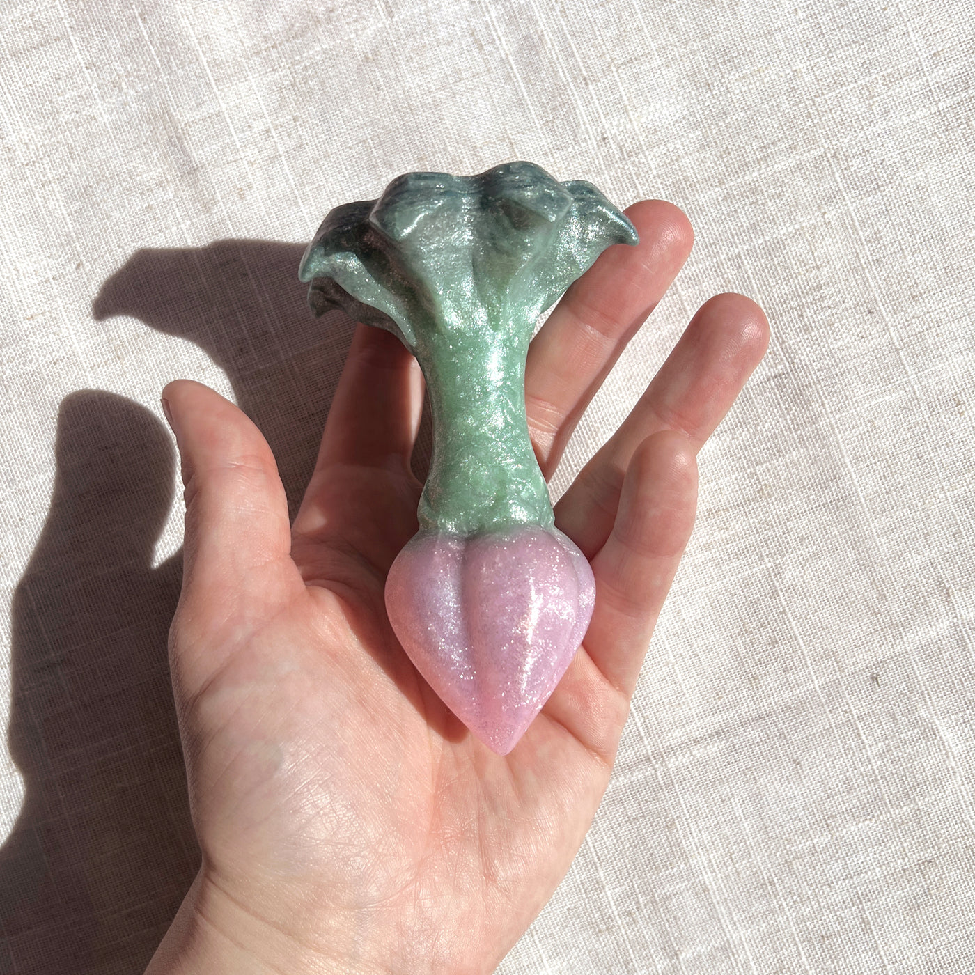 Plug vaginal en forme de bouton de fleur rose pastel. Nymf est un sextoy féérique en silicone doux idéal pour les débutants