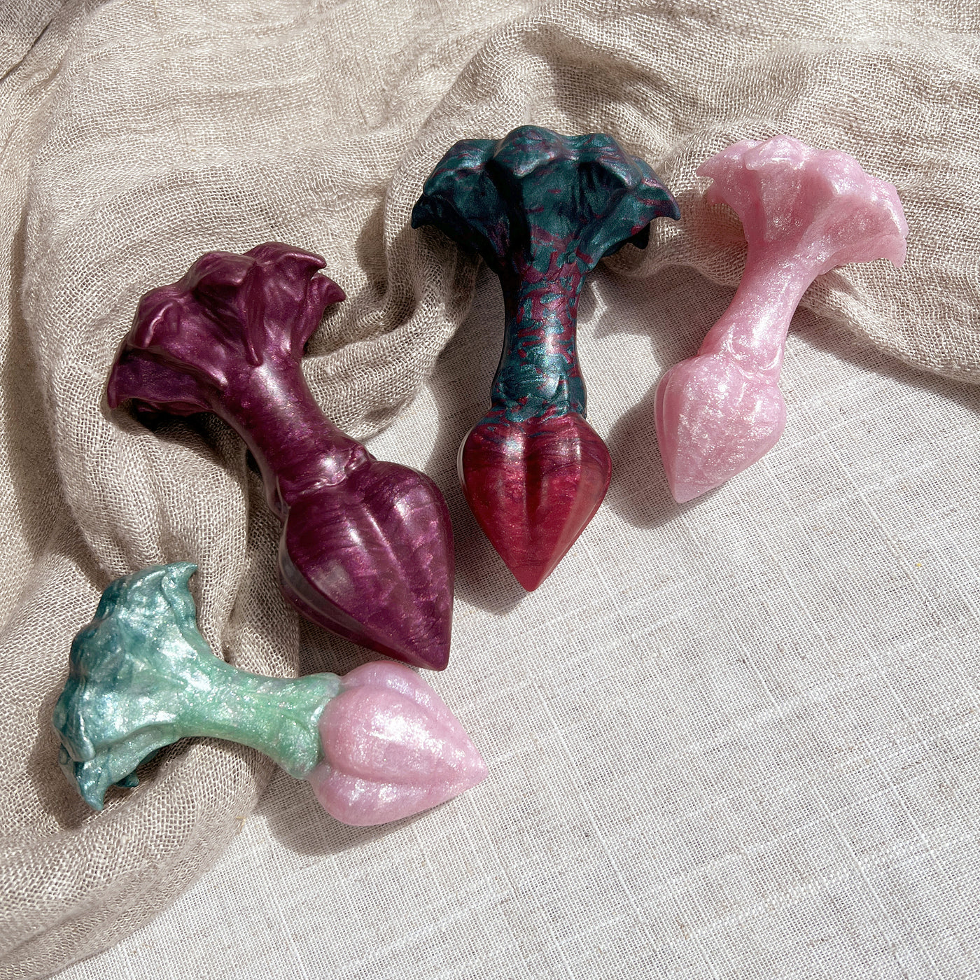 Ensemble de plugs fantasy rouge et vert pour l'anal et le vaginal, Nymf sont des sextoys artistiques inspirés des bourgeons de fleur