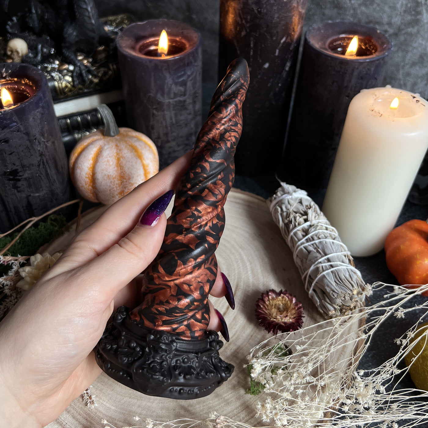 Sextoy anal progressif cuivre et noir à l'esthétique witchy fabriqué en silicone médical par Fera Daemon.