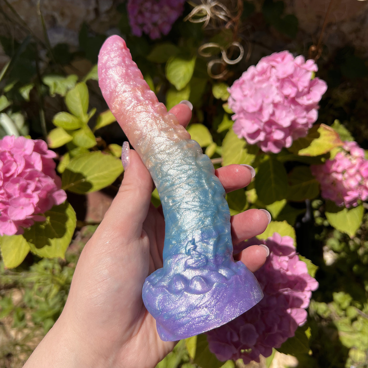 Sextoy arc-en-ciel multicolore nacré et pastel en forme de tentacule, idéal pour la pride.