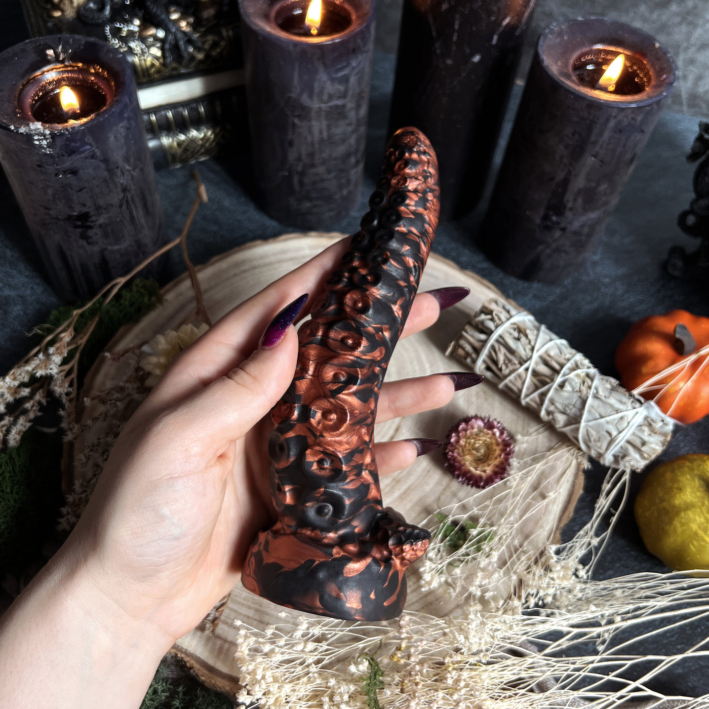 Sextoy Lovecraft, un dildo tentacule au style goth inspiré du kraken fabriqué en silicone noir et cuivre