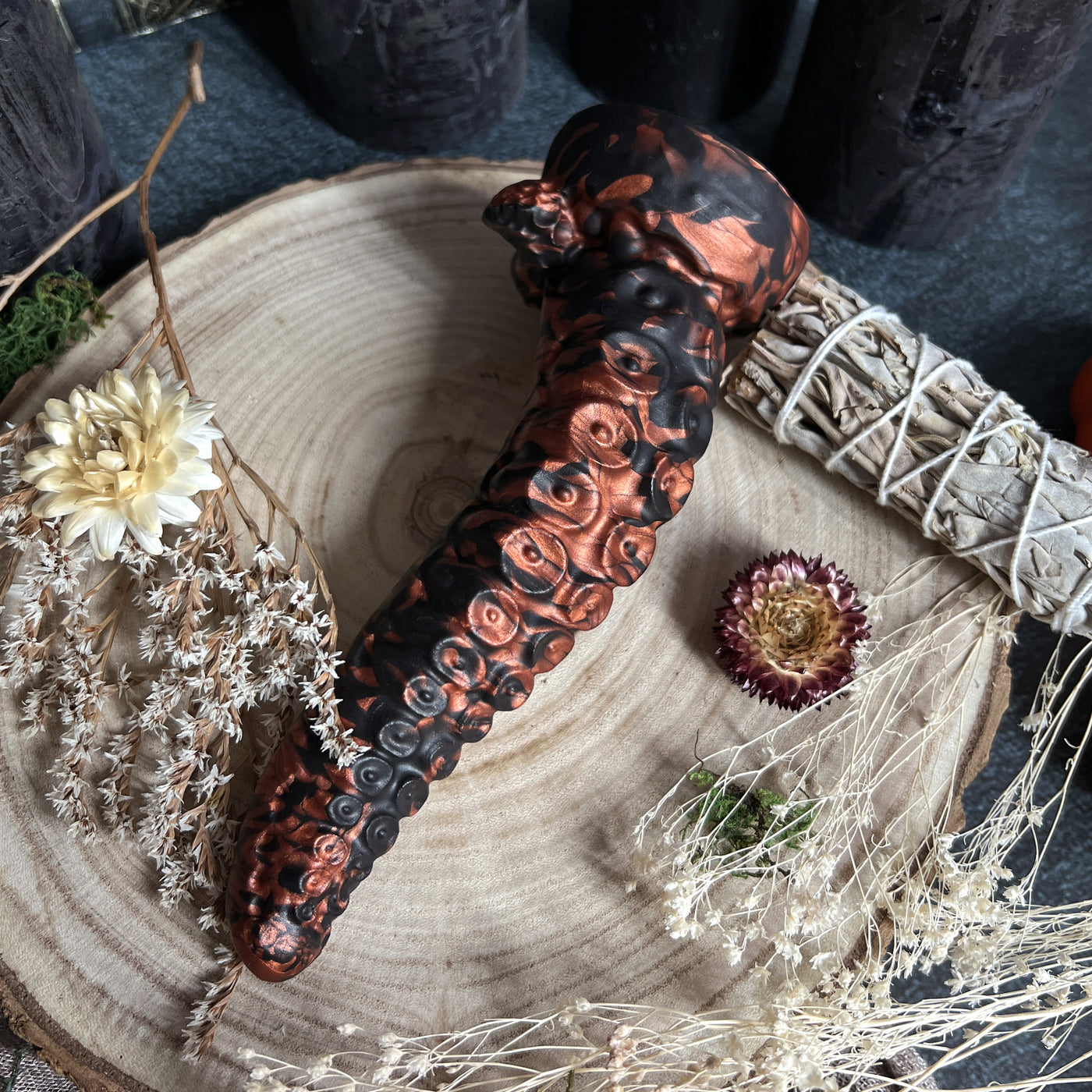 Sextoy tentacule noire et cuivre, un dildo artisanal au style witchy inspiré des sorcières et d'halloween