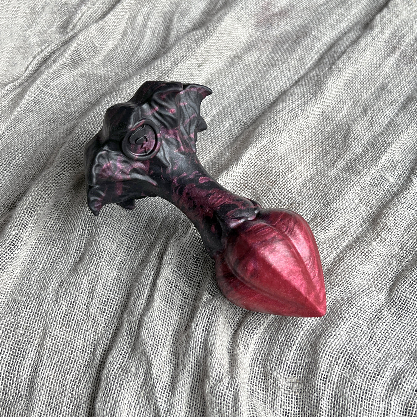 Sextoy anal original rouge et noir en silicone biocompatible, le modèle Nymf est un plug idéal avec une taille personnalisable