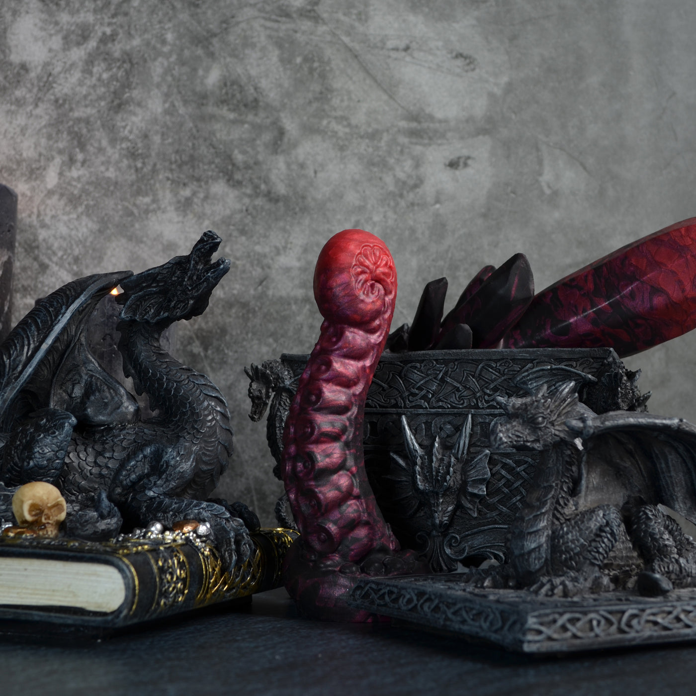 Sextoy tentacule en dégradé de noir à rouge, le modèle Néa Draconique a de nombreuses ventouses texturées qui amplifient les sensations de pénétration