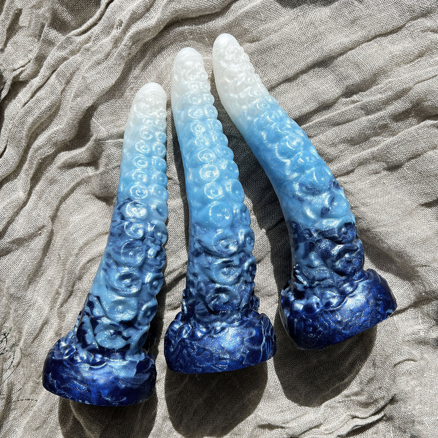 Comparaison des marbrures des dildos Fera Daemon avec le coloris dégradé bleu Blizzard