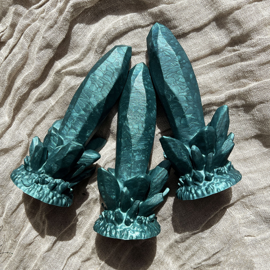 Comparaison des marbrures des dildos Fera Daemon avec le coloris uni vert foncé Cèdre Sacré