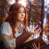 Elfe en cosplay observant une Nymf Plug