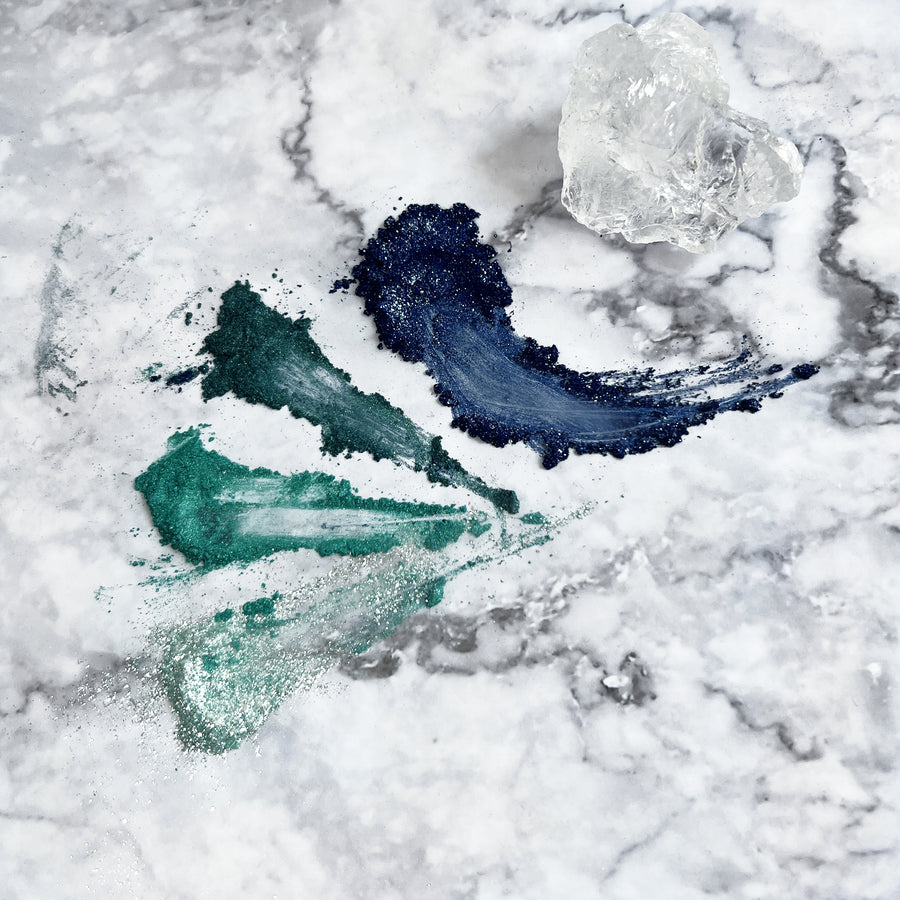 Micas synthétiques cosmétiques bleus